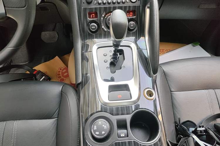 Used Peugeot 3008 2015 1.6THP Automatic Trend Edition Gear Lever