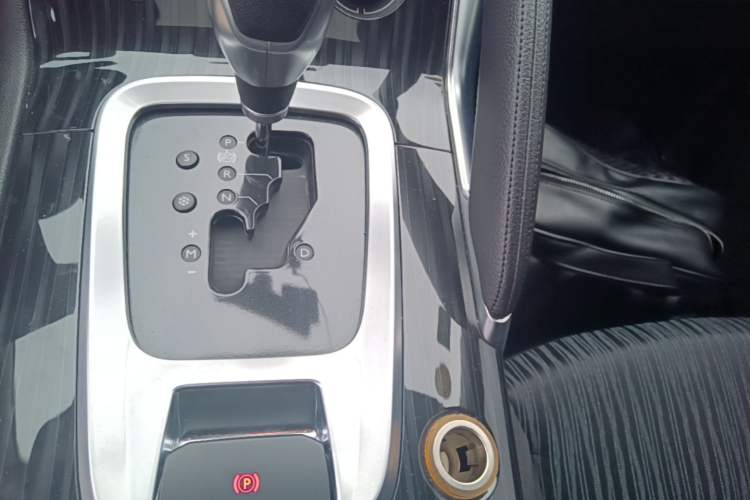 Used Peugeot 3008 2015 2.0L Automatic Classic Edition Gear Lever