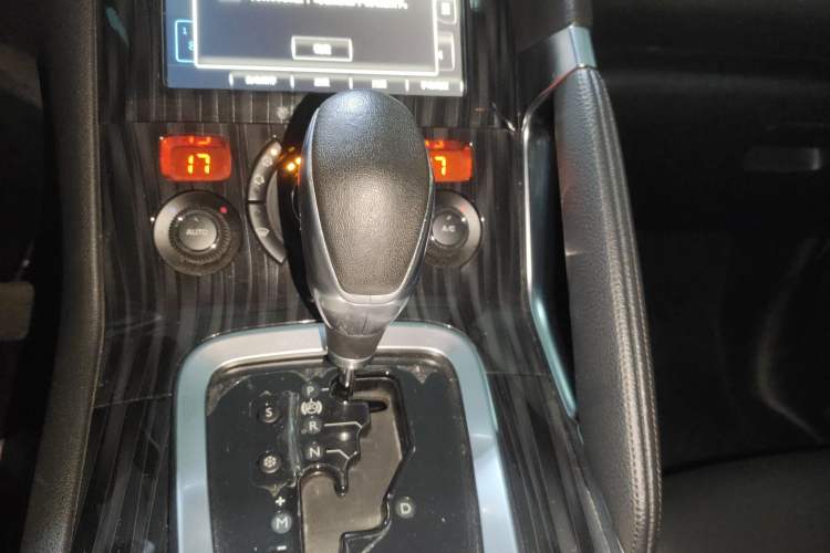 Used Peugeot 3008 2015 1.6THP Automatic Prestige Edition Gear Lever