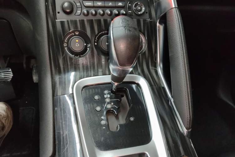 Used Peugeot 3008 2015 2.0L Automatic Classic Edition Gear Lever