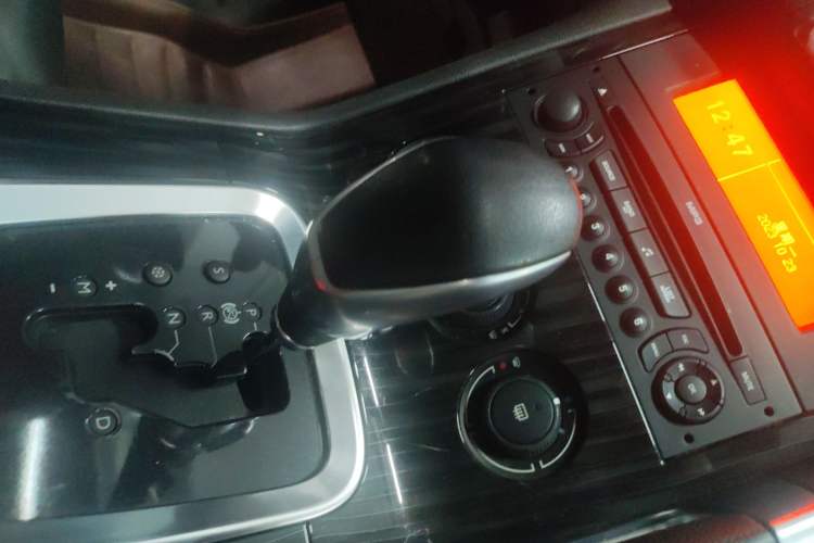 Used Peugeot 3008 2015 1.6THP Automatic Classic Edition Gear Lever