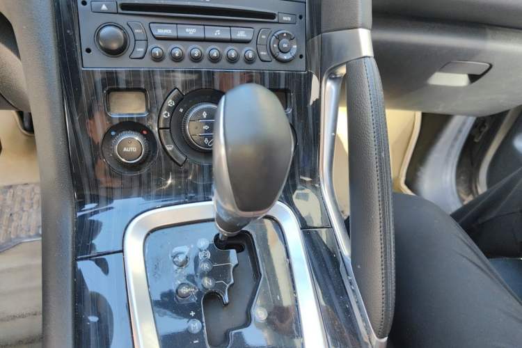 Used Peugeot 3008 2015 2.0L Automatic Trend Edition Gear Lever