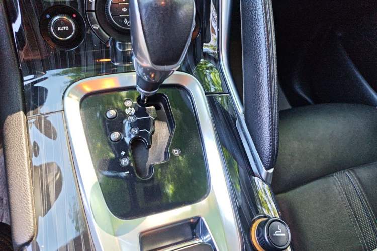 Used Peugeot 3008 2015 1.6THP Automatic Prestige Edition Gear Lever