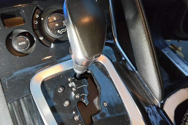 Used Peugeot 3008 2015 2.0L Automatic Trend Edition Gear Lever