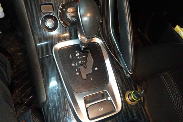 Used Peugeot 3008 2015 1.6THP Automatic Trend Edition Gear Lever