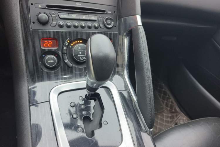 Used Peugeot 3008 2015 2.0L Automatic Trend Edition Gear Lever