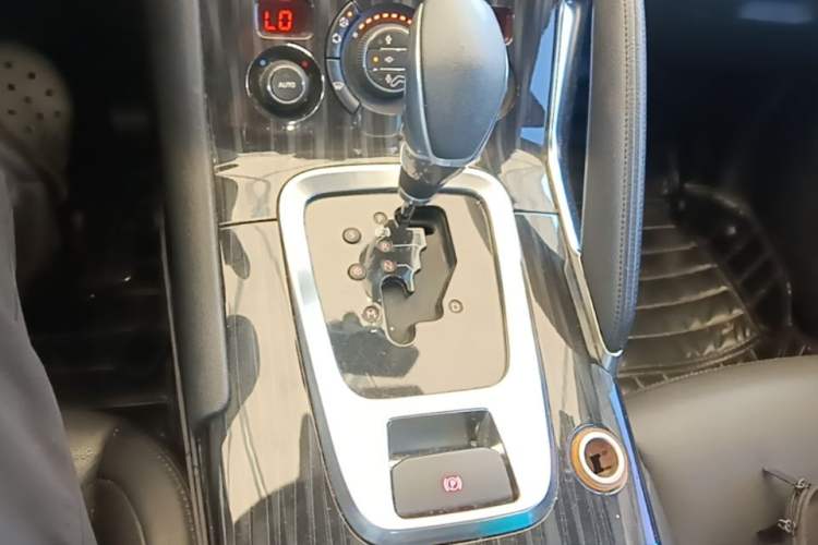 Used Peugeot 3008 2015 2.0L Automatic Trend Edition Gear Lever