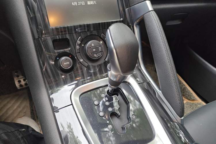 Used Peugeot 3008 2015 1.6THP Automatic Prestige Edition Gear Lever