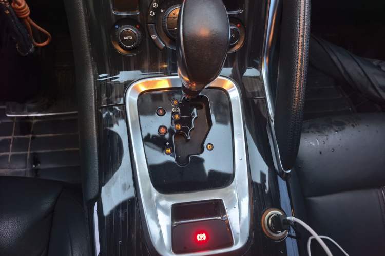 Used Peugeot 3008 2015 2.0L Automatic Trend Edition Gear Lever
