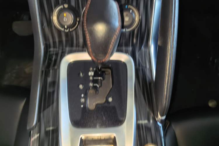 Used Peugeot 3008 2015 1.6THP Automatic Classic Edition Gear Lever
