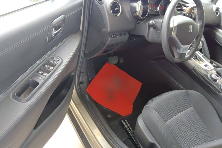 Used Peugeot 3008 2015 1.6THP Automatic Classic Edition Interior 3
