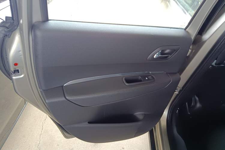 Used Peugeot 3008 2015 1.6THP Automatic Classic Edition Interior 8