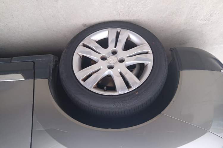 Used Peugeot 3008 2015 2.0L Automatic Classic Edition Left Front Wheel Hub