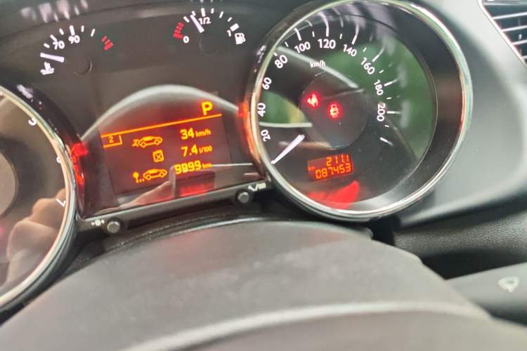 Used Peugeot 3008 2015 1.6THP Automatic Prestige Edition Odometer Close Up