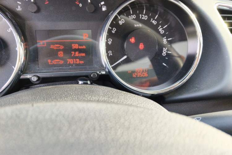 Used Peugeot 3008 2015 2.0L Automatic Classic Edition Odometer Close Up