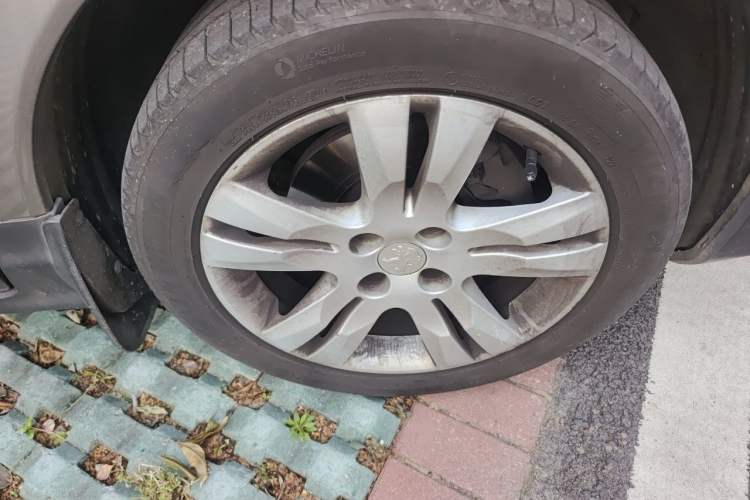 Used Peugeot 3008 2015 1.6THP Automatic Trend Edition Right Front Wheel Hub