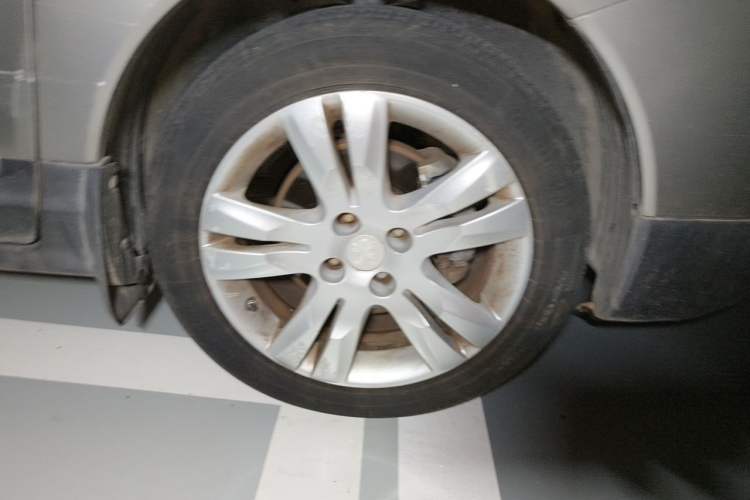 Used Peugeot 3008 2015 1.6THP Automatic Classic Edition Right Front Wheel Hub