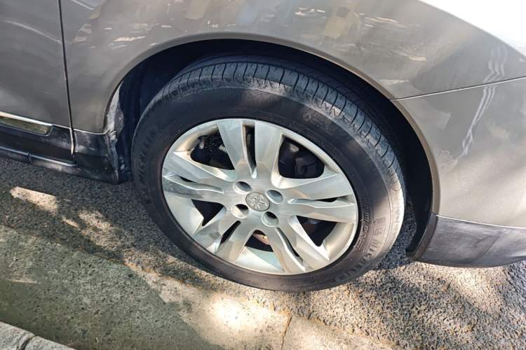 Used Peugeot 3008 2015 1.6THP Automatic Prestige Edition Right Front Wheel Hub