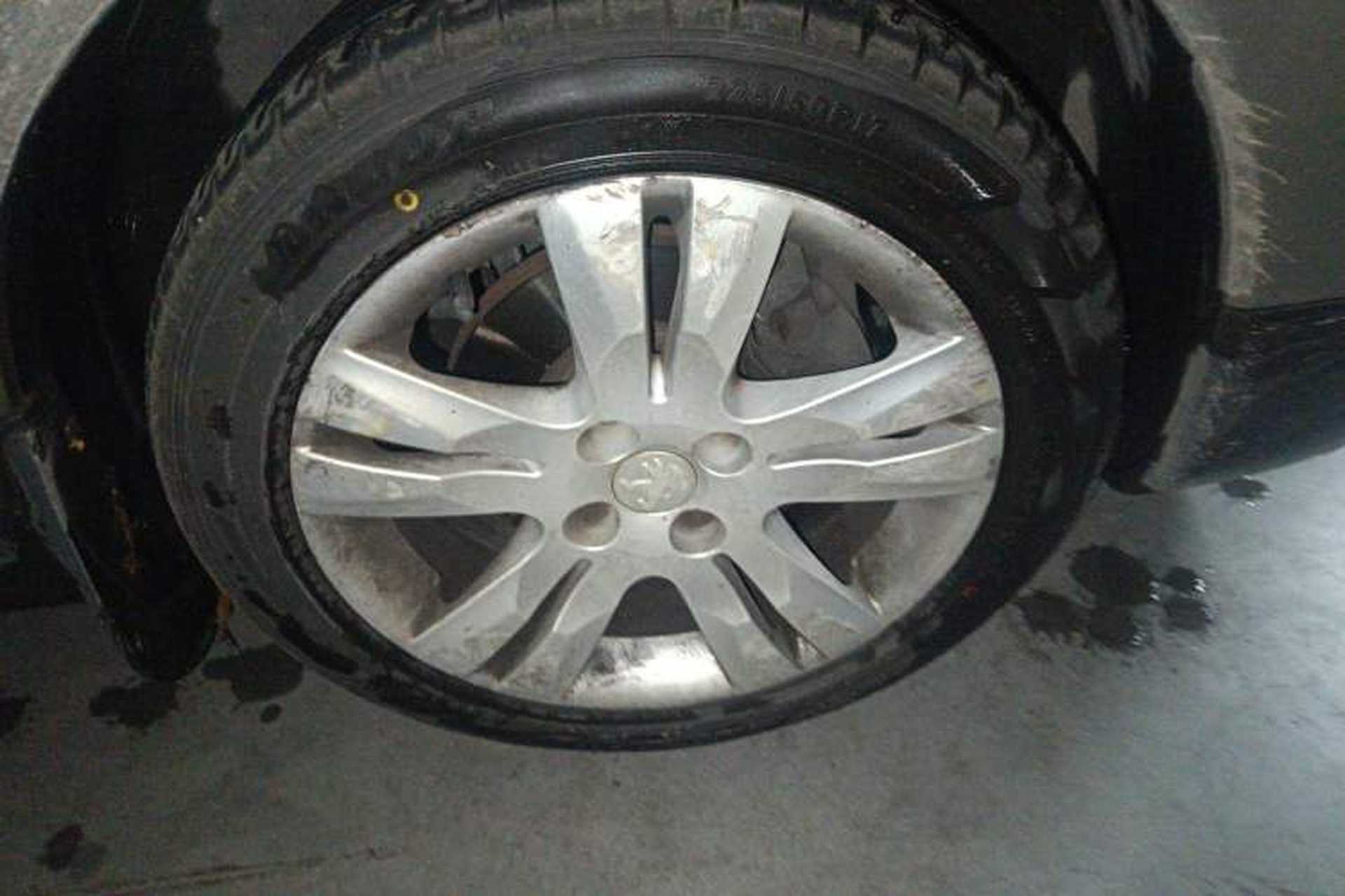 Used Peugeot 3008 2015 1.6THP Automatic Trend Edition Right Front Wheel Hub