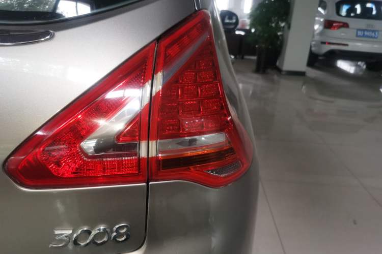 Used Peugeot 3008 2015 2.0L Automatic Classic Edition Right Rear Taillight