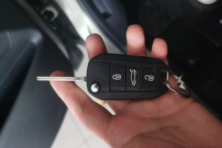 Used Peugeot 3008 2015 2.0L Automatic Classic Edition Vehicle Key