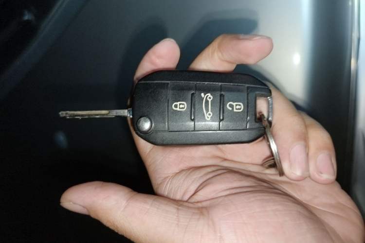 Used Peugeot 3008 2015 1.6THP Automatic Classic Edition Vehicle Key