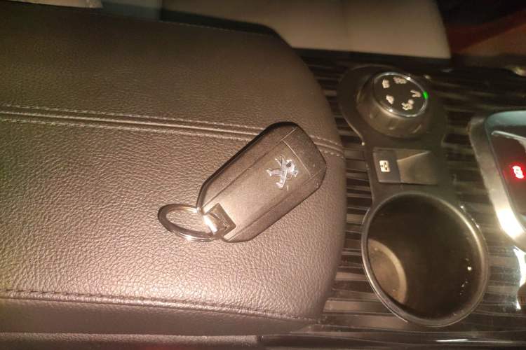 Used Peugeot 3008 2015 1.6THP Automatic Classic Edition Vehicle Key