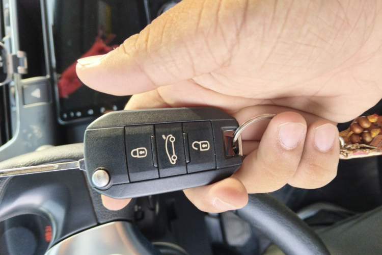 Used Peugeot 3008 2015 2.0L Automatic Classic Edition Vehicle Key