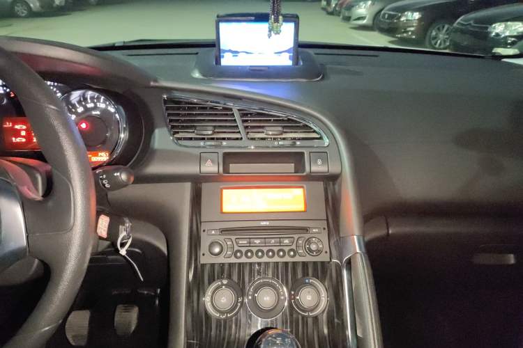 Used Peugeot 3008 2015 2.0L Manual Classic Edition Audio And AC Panel