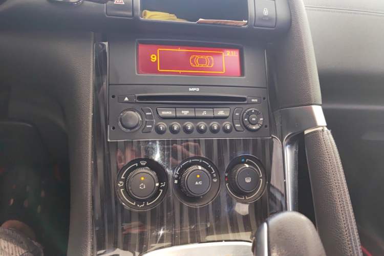 Used Peugeot 3008 2015 1.6THP Automatic Classic Edition Audio And AC Panel