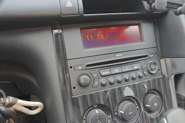 Used Peugeot 3008 2015 1.6THP Automatic Classic Edition Audio And AC Panel
