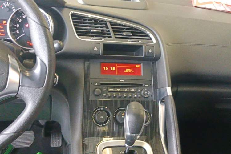 Used Peugeot 3008 2015 1.6THP Automatic Classic Edition Audio And AC Panel