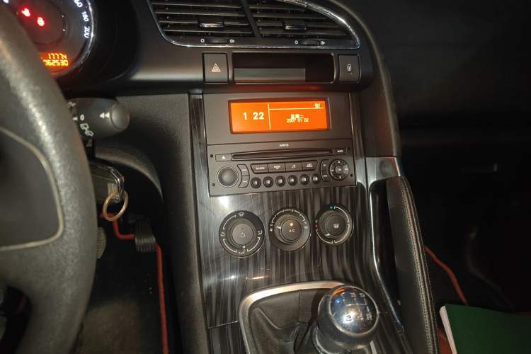 Used Peugeot 3008 2015 2.0L Manual Classic Edition Audio And AC Panel