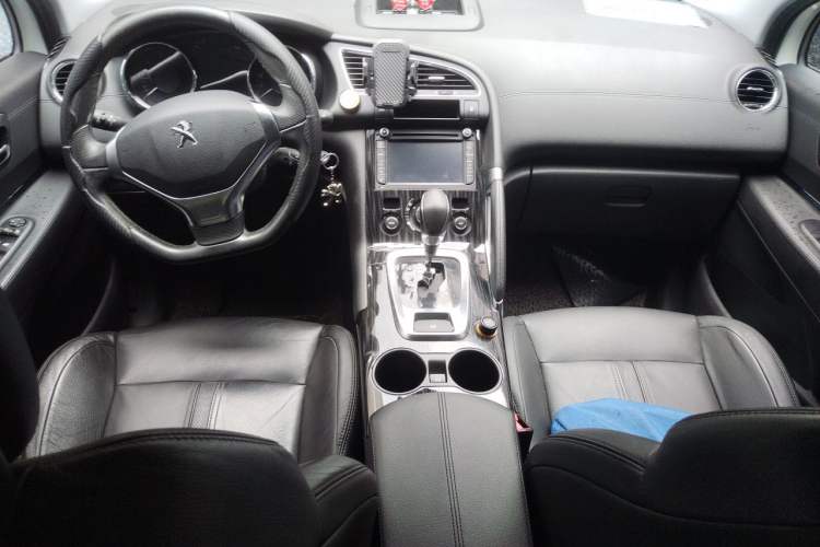 Used Peugeot 3008 2015 2.0L Automatic Trend Edition Center Console