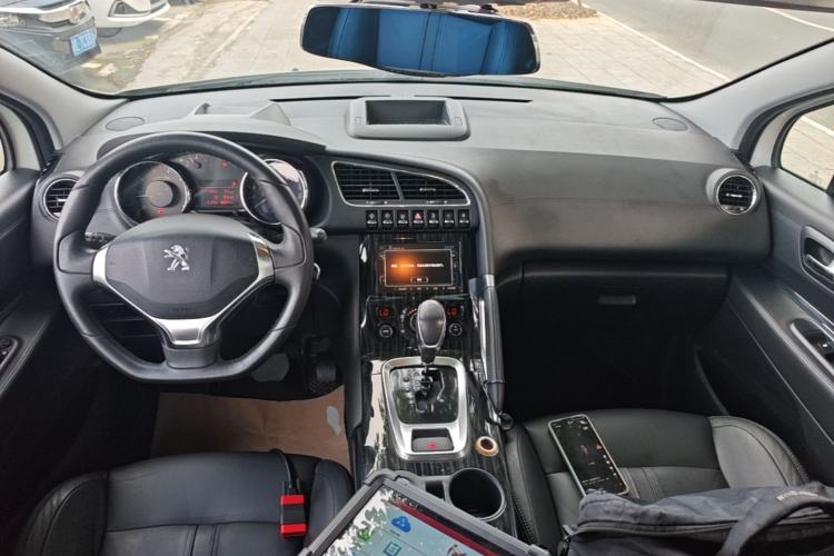 Used Peugeot 3008 2015 1.6THP Automatic Prestige Edition Center Console