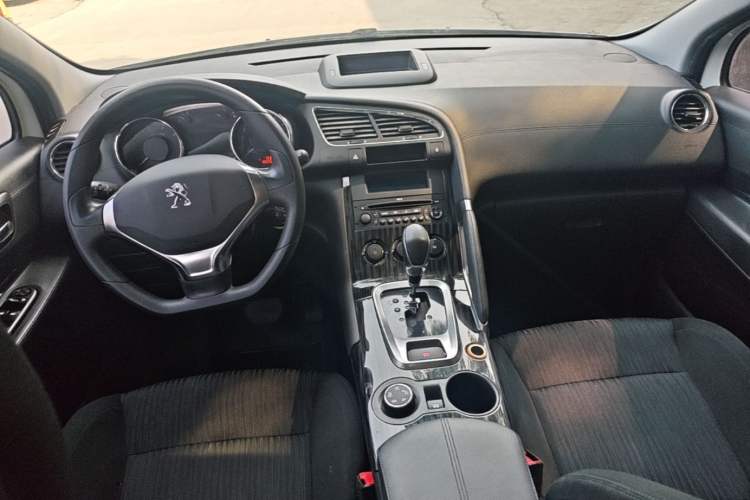 Used Peugeot 3008 2015 1.6THP Automatic Classic Edition Center Console