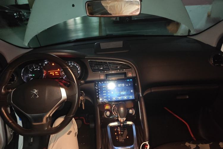 Used Peugeot 3008 2015 2.0L Automatic Trend Edition Center Console