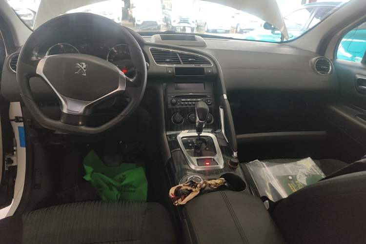 Used Peugeot 3008 2015 1.6THP Automatic Classic Edition Center Console