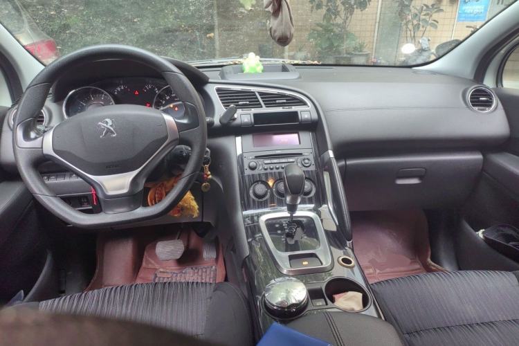 Used Peugeot 3008 2015 2.0L Automatic Classic Edition Center Console