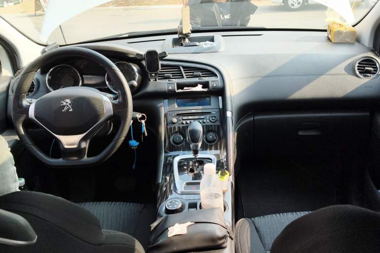 Used Peugeot 3008 2015 1.6THP Automatic Classic Edition Center Console