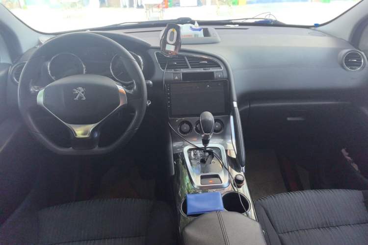Used Peugeot 3008 2015 2.0L Automatic Classic Edition Center Console