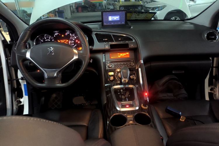 Used Peugeot 3008 2015 2.0L Automatic Trend Edition Center Console