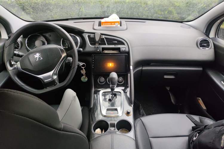 Used Peugeot 3008 2015 2.0L Automatic Classic Edition Center Console