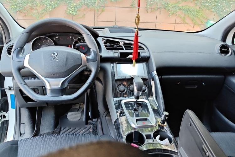 Used Peugeot 3008 2015 2.0L Automatic Classic Edition Center Console