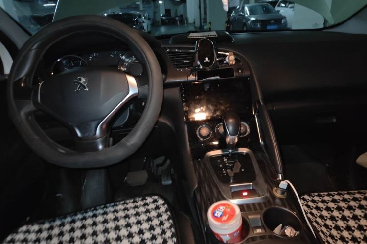Used Peugeot 3008 2015 2.0L Automatic Classic Edition Center Console