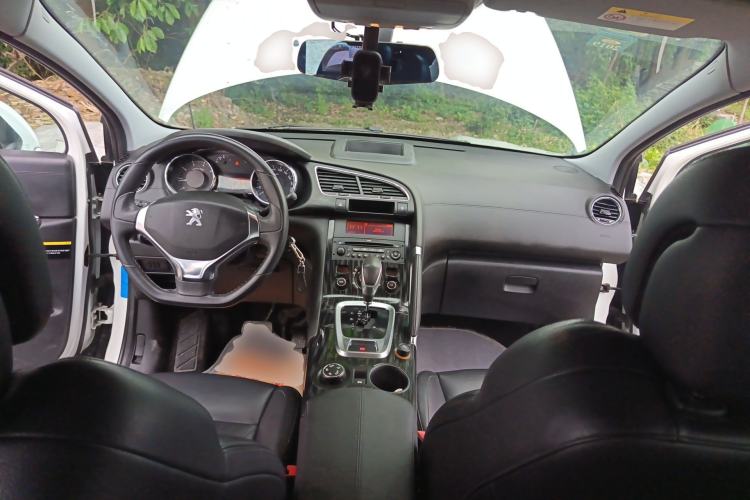 Used Peugeot 3008 2015 1.6THP Automatic Trend Edition Center Console