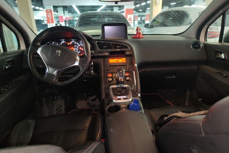Used Peugeot 3008 2015 2.0L Automatic Trend Edition Center Console