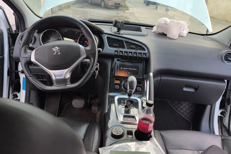 Used Peugeot 3008 2015 1.6THP Roland Garros Edition Center Console