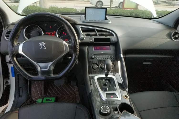 Used Peugeot 3008 2015 1.6THP Automatic Classic Edition Center Console