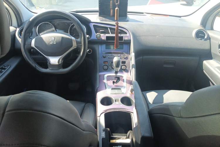 Used Peugeot 3008 2015 2.0L Automatic Trend Edition Center Console